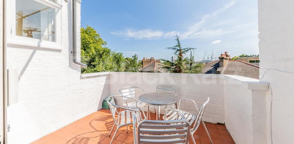 			STUNNING 3 BED WITH ROOF TERRACE & VIDEO VIEWING AVAILBLE!, 3 Bedroom, 1 bath, 1 reception Flat			 Stratford Villas, CAMDEN SQUARE